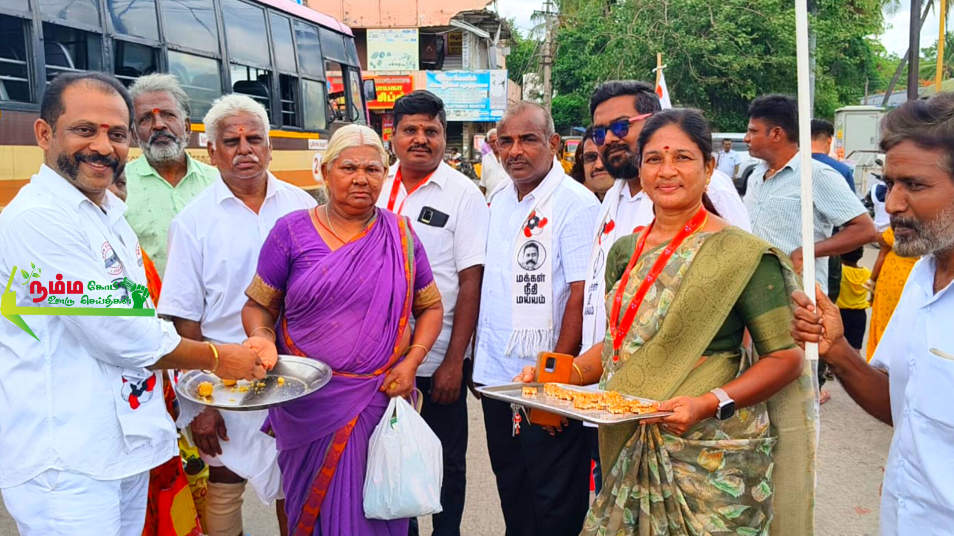 மக்கள் நீதி மய்யத்தின் தலைவர் கமல்ஹாசன் ராஜ்யசபா உறுப்பினராக பதவியேற்றதை வரவேற்கும் விதமாக கோபிச்செட்டிப்பாளையம் மக்கள் நீதி மய்யத்தின் சார்பில் கோபி பேருந்து நிலையத்தில் மாவட்ட செயலாளர் ஜி.சி.சிவக்குமார் தலைமையில் பட்டாசு வெடித்து பொதுமக்களுக்கு இனிப்புகள் வழங்கினர். 2 InShot 20250726 170403504