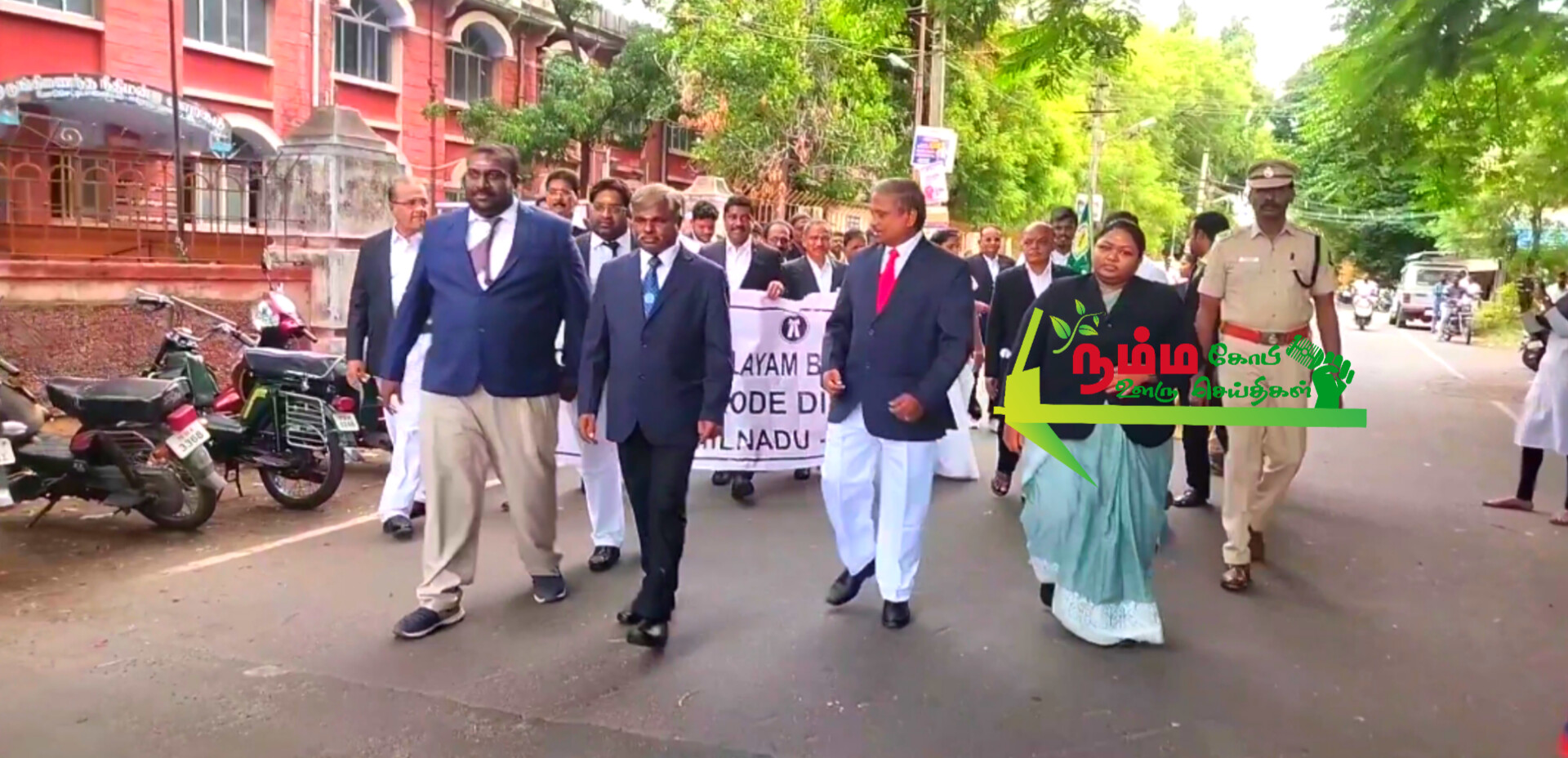 கோபிசெட்டிபாளையத்தில் நீதிமன்றங்களில் சமரச மையம் மூலமாக எடுக்கப்படும் நடவடிக்கைகள், முடிவுக்கு கொண்டு வரப்படும் வழக்குகள் குறித்து பொதுமக்கள் அறிந்து கொள்ள ஒருங்கிணைந்த நீதிமன்றங்கள் சார்பில் விழிப்புணர்வு பேரணி நடைபெற்றது. 1 InShot 20250729 102706690
