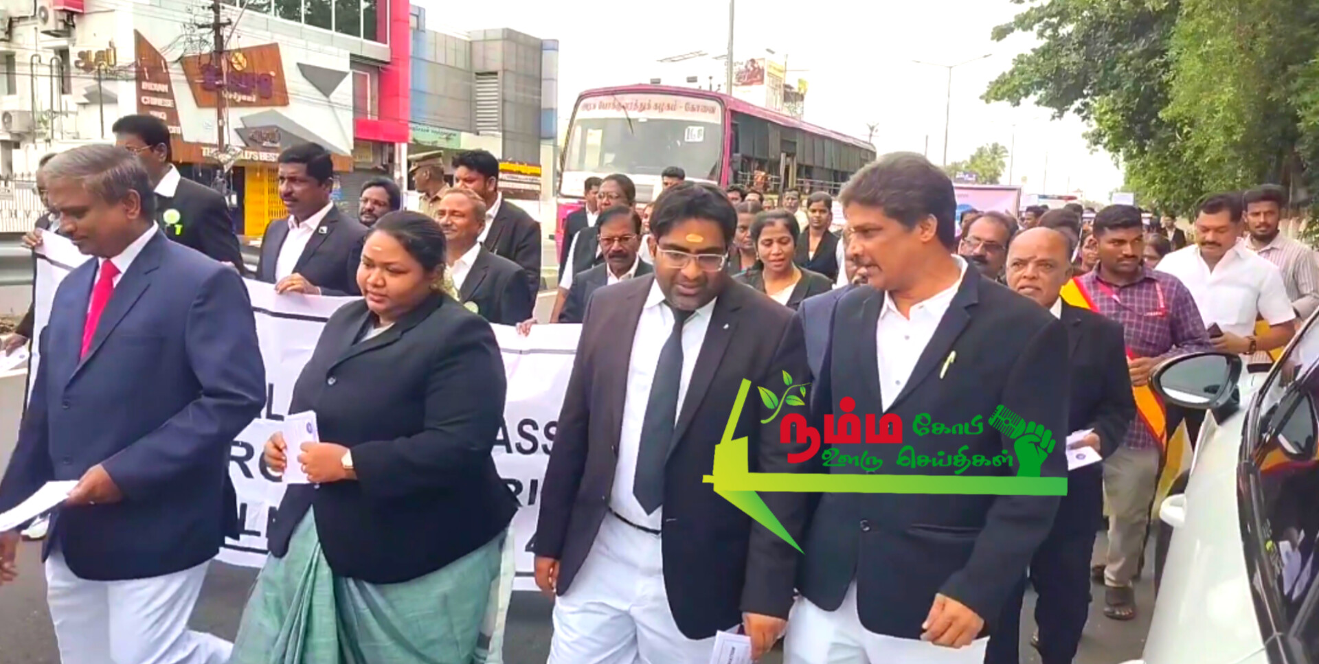 கோபிசெட்டிபாளையத்தில் நீதிமன்றங்களில் சமரச மையம் மூலமாக எடுக்கப்படும் நடவடிக்கைகள், முடிவுக்கு கொண்டு வரப்படும் வழக்குகள் குறித்து பொதுமக்கள் அறிந்து கொள்ள ஒருங்கிணைந்த நீதிமன்றங்கள் சார்பில் விழிப்புணர்வு பேரணி நடைபெற்றது. 2 InShot 20250729 102732812