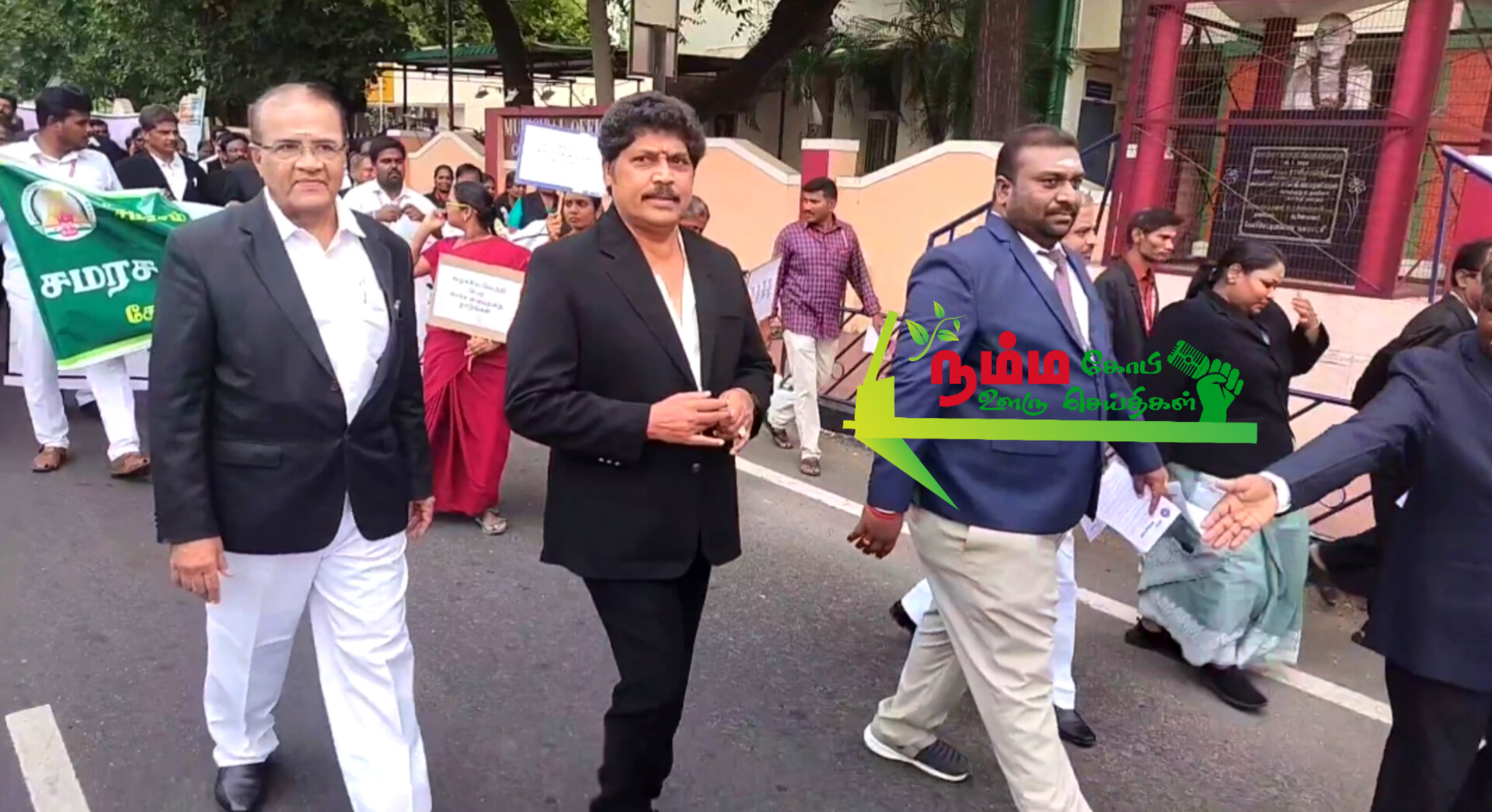 கோபிசெட்டிபாளையத்தில் நீதிமன்றங்களில் சமரச மையம் மூலமாக எடுக்கப்படும் நடவடிக்கைகள், முடிவுக்கு கொண்டு வரப்படும் வழக்குகள் குறித்து பொதுமக்கள் அறிந்து கொள்ள ஒருங்கிணைந்த நீதிமன்றங்கள் சார்பில் விழிப்புணர்வு பேரணி நடைபெற்றது. 3 InShot 20250729 102822452