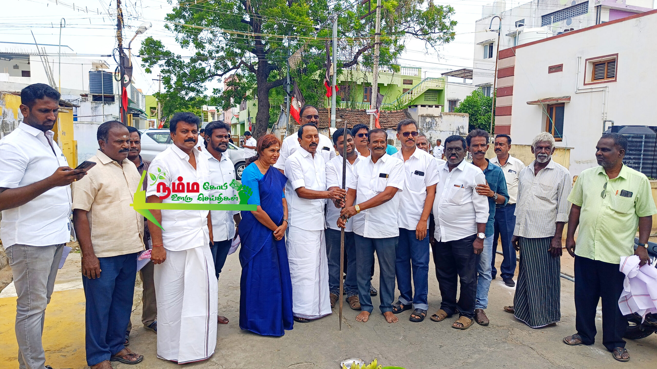 கோபிசெட்டிபாளையம் நகராட்சிக்கு உட்பட்ட வார்டு பகுதிகள் சுமார் 80 லட்சம் மதிப்பீட்டில் ஆன வளர்ச்சி திட்ட பணிகளை முன்னாள் அமைச்சர் கோபி சட்டமன்ற உறுப்பினருமான கேஏ செங்கோட்டையன் பூமி பூஜை செய்து துவக்கி வைத்தார். 2 InShot 20250729 104929168 scaled