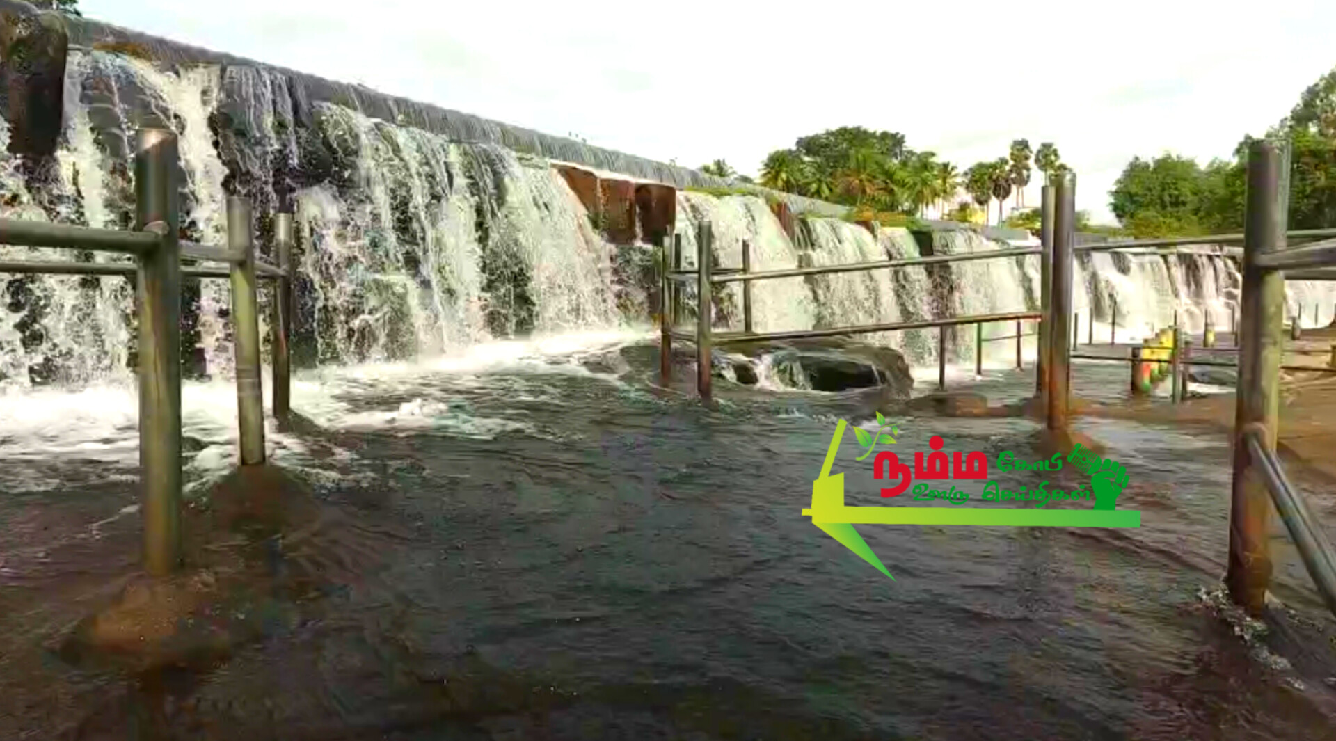 பவானி ஆற்றில் வெள்ளப்பெருக்கு காரணமாக கொடிவேரி அணை மூடப்பட்டு சுற்றுலா பயணிகளுக்கு தடை 1 InShot 20250729 105542462