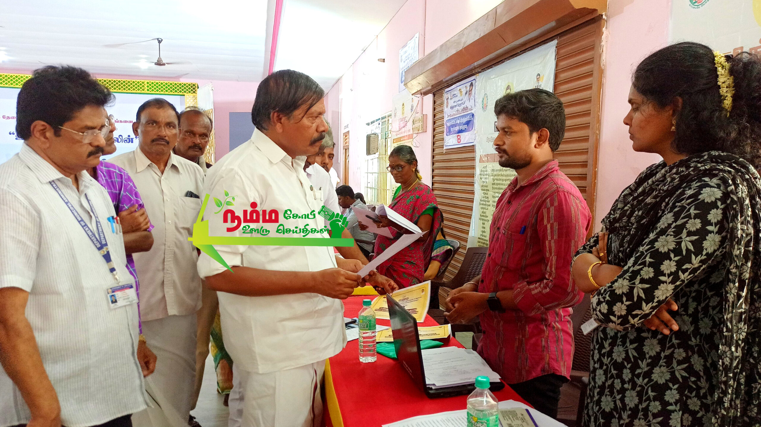 மாண்புமிகு தமிழ்நாடு முதலமைச்சர் அவர்களின் ஆணைக்கிணங்கஅந்தியூர் சட்டமன்ற உறுப்பினர் ஏ.ஜி வெங்கடாசலம் எம்எல்ஏ அவர்கள் ஈரோடு மாவட்டம் அந்தியூர் சட்டமன்றத் தொகுதி அத்தாணி பேரூராட்சியில்,அத்தாணி SMP திருமண மண்டபத்தில் உங்களுடன் ஸ்டாலின் சிறப்பு முகாமினை குத்து விளக்கு ஏற்றி துவக்கி வைத்து பொதுமக்களிடமிருந்து கோரிக்கை மனுக்களை பெற்று நலத்திட்ட உதவிகளை வழங்கினார். 1 InShot 20250729 172331770 scaled