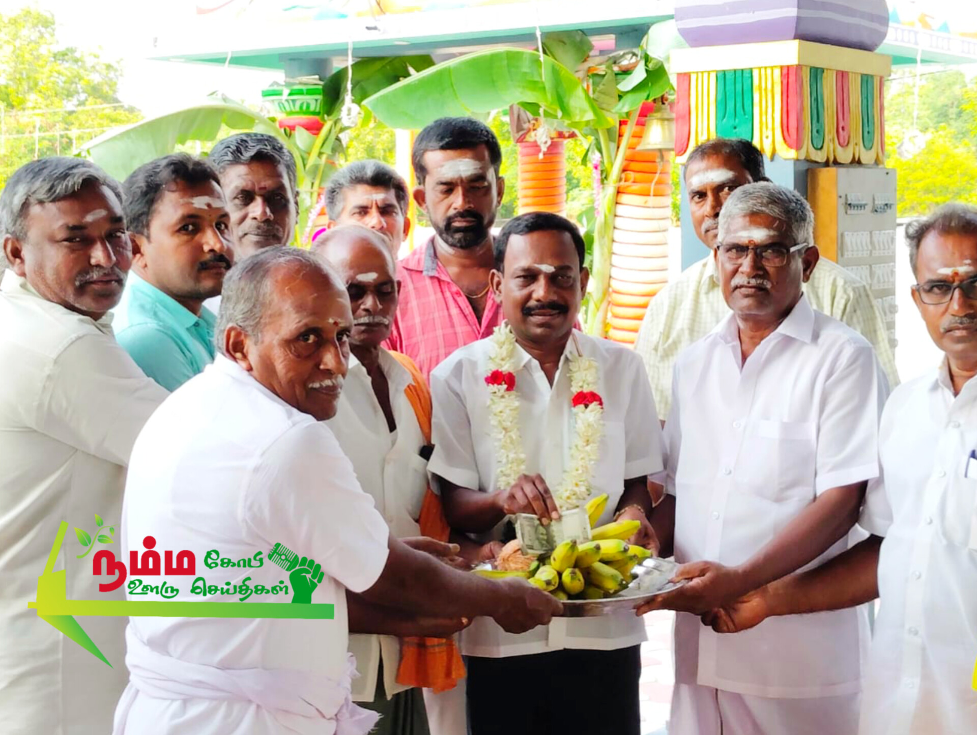 Former Panchayat President of Kettich Seviyur K. M. Magudeswaran donated Rs. 5000 to the Kaliyappam Palayam Sri Dhannasiri Mariamman Temple Festival.