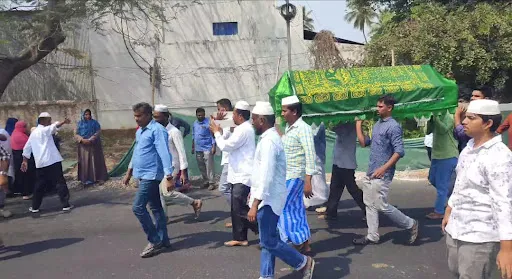 In Karattatipalayam area near Kopisettipalayam, people are blocking the road due to the stagnant water in a graveyard belonging to a particular religion.