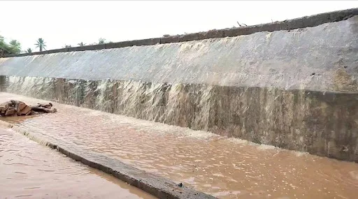 The area has demanded the immediate alignment of the market pool due to heavy rains in the Nambiyur area