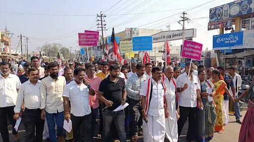 நம்பியூர் ஒன்றிய அதிமுக சார்பில்திமுக அரசு கண்டித்து மனித சங்கிலி போராட்டம்திமுக அரசு கண்டித்து மனித சங்கிலி போராட்டம்ஆயிரத்துக்கும் மேற்பட்டோர் கலந்து கொண்டனர்ஆயிரத்துக்கும் மேற்பட்டோர் கலந்து கொண்டனர். 1 aiadmk condemned by dmk government 14252472260038515089