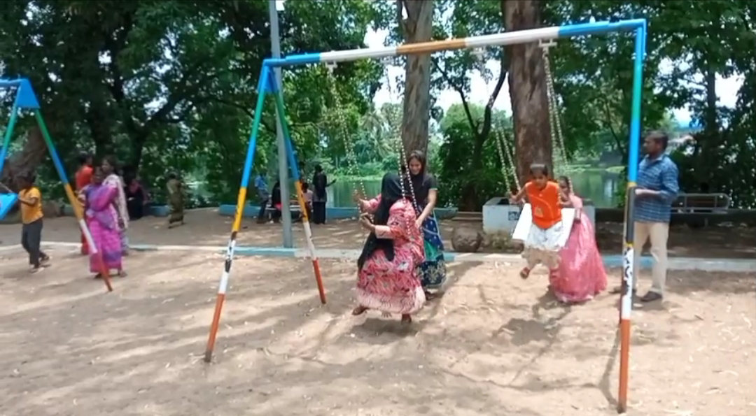 கோபிசெட்டிபாளையம் அருகே உள்ள கொடிவேரி அணையில் கோடை விடுமுறையையொட்டி 4 ஆயிரத்திற்கும் மேற்பட்ட சுற்றுலா பயணிகள் அருவி போல் கொட்டும் தண்ணீரில் குளித்தும், பரிசல் பயணம் செய்தும் மகிழ்ந்தனர் 2 download 1 2