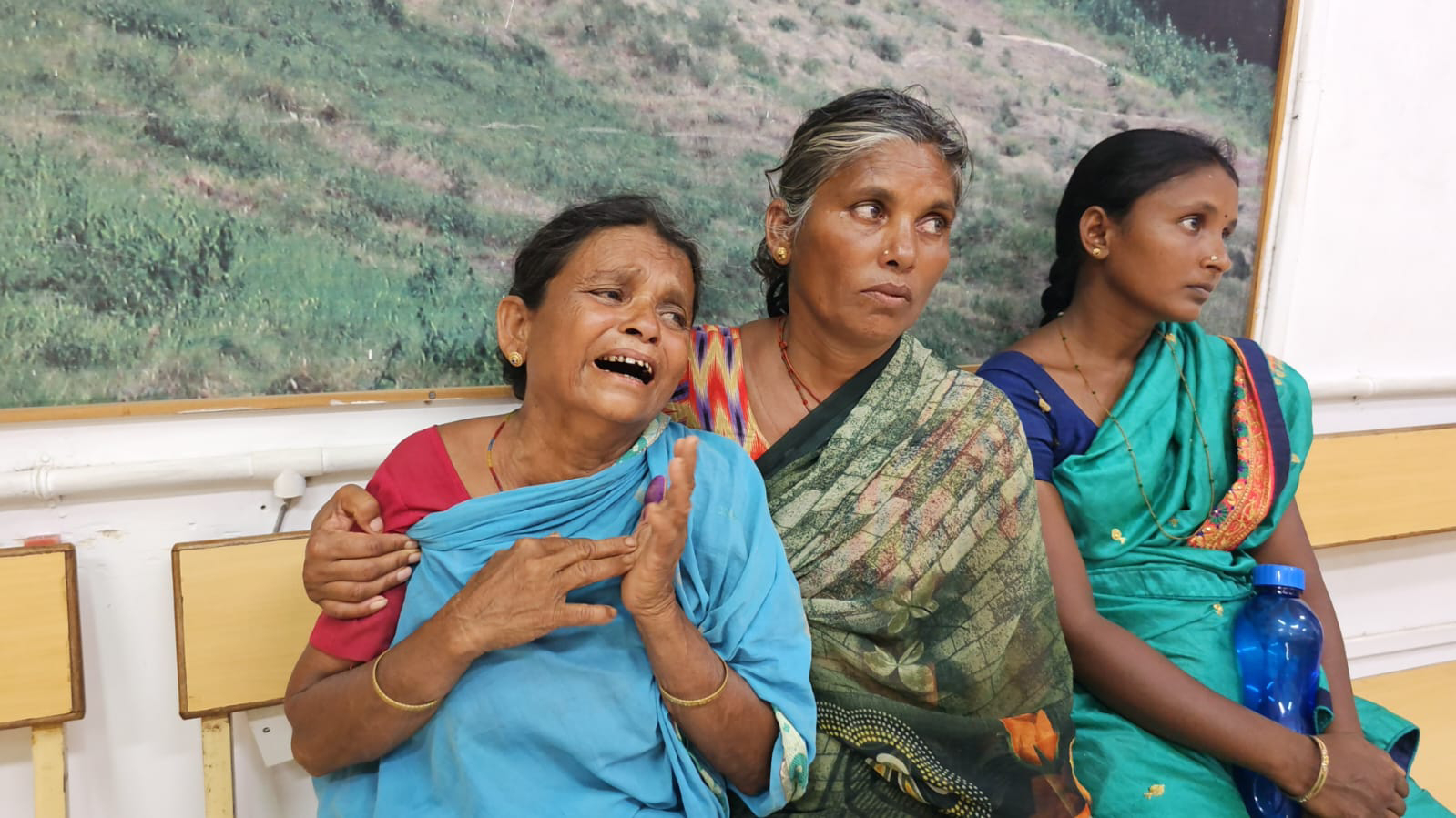 ஒடிசா மாநிலத்தில் உயிரிழந்த மகனின் சடலத்தை கொண்டு வர அரசின் உதவியை நாடிய ஏழைத்தாய். 1 download 1