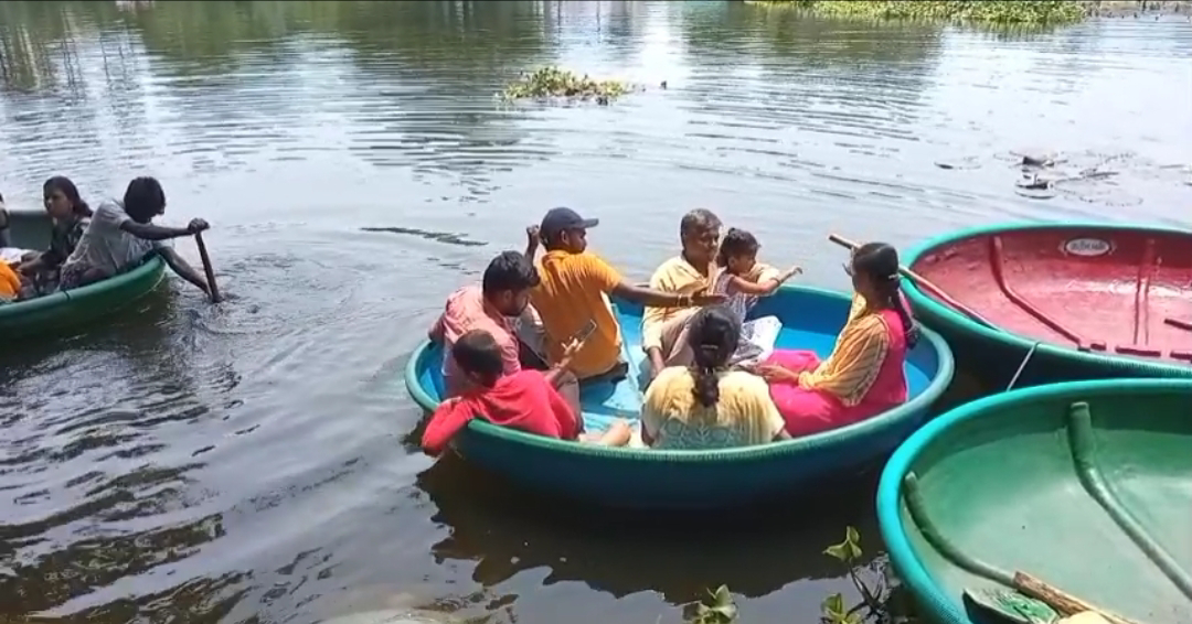 கோபிசெட்டிபாளையம் அருகே உள்ள கொடிவேரி அணையில் கோடை விடுமுறையையொட்டி 4 ஆயிரத்திற்கும் மேற்பட்ட சுற்றுலா பயணிகள் அருவி போல் கொட்டும் தண்ணீரில் குளித்தும், பரிசல் பயணம் செய்தும் மகிழ்ந்தனர் 3 download 2 1