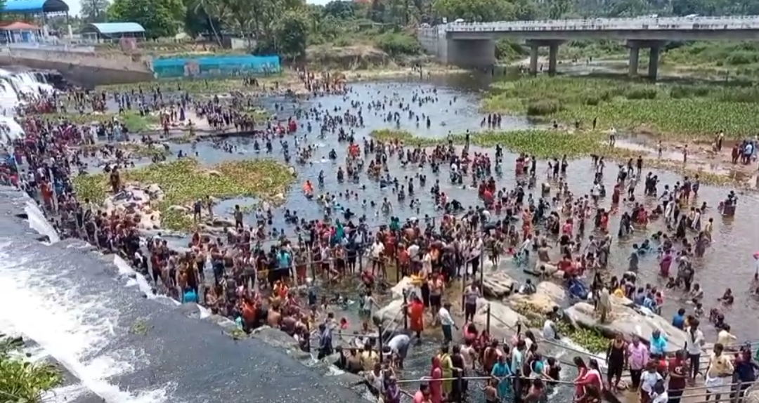 கோபிசெட்டிபாளையம் அருகே உள்ள கொடிவேரி அணையில் கோடை விடுமுறையையொட்டி 4 ஆயிரத்திற்கும் மேற்பட்ட சுற்றுலா பயணிகள் அருவி போல் கொட்டும் தண்ணீரில் குளித்தும், பரிசல் பயணம் செய்தும் மகிழ்ந்தனர் 4 download 3 1