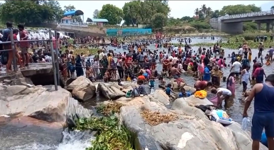 கோபிசெட்டிபாளையம் அருகே உள்ள கொடிவேரி அணையில் கோடை விடுமுறையையொட்டி 4 ஆயிரத்திற்கும் மேற்பட்ட சுற்றுலா பயணிகள் அருவி போல் கொட்டும் தண்ணீரில் குளித்தும், பரிசல் பயணம் செய்தும் மகிழ்ந்தனர் 1 download 3