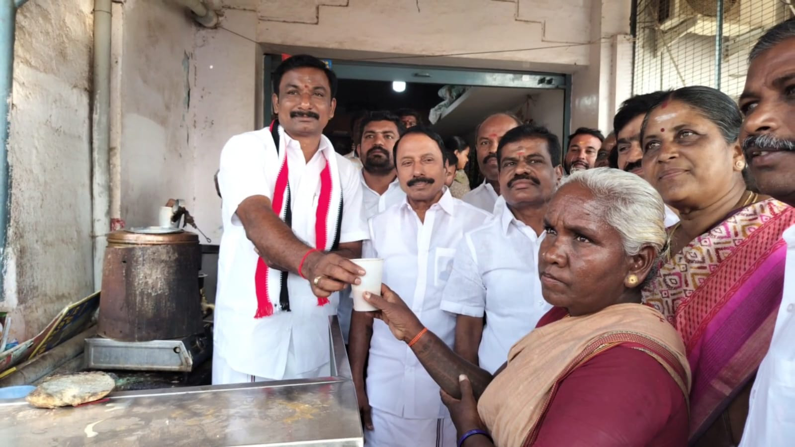 நம்பியூர் அருகே உள்ள மூணாம் பள்ளி என்ற இடத்தில் டீக்கடையில் டீ போட்டு நூதன முறையில் அதிமுக வேட்பாளர் வாக்கு சேகரித்தார். 1 download