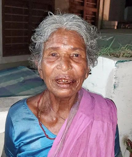 கோபி அருகே உள்ள மேட்டுவலுவில் குழந்தைகளை கடத்த வந்ததாக கூறி பெண்ணை பிடித்து கோபி காவல் நிலையத்தில் பொதுமக்கள் ஒப்படைத்தனர். 1 kidnapping of children 16279970477784081623