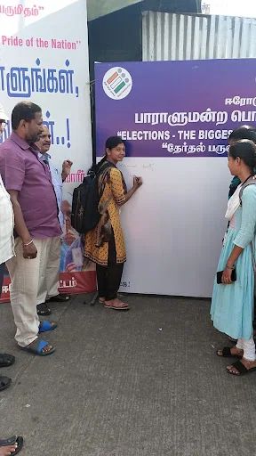 நாடாளுமன்றத் தேர்தலில் அனைவரும் வாக்களிப்பதன் அவசியத்தை வலியுறுத்தி கோபி பேருந்து நிலையத்தில் நடைபெற்ற கையெழுத்து இயக்கத்தில் ஏராளமான மாணவ மாணவிகள் ஆர்வமுடன் கலந்து கையெழுத்திட்டனர் 1 students 17381738879380192900