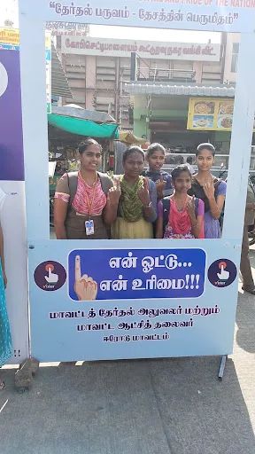 நாடாளுமன்றத் தேர்தலில் அனைவரும் வாக்களிப்பதன் அவசியத்தை வலியுறுத்தி கோபி பேருந்து நிலையத்தில் நடைபெற்ற கையெழுத்து இயக்கத்தில் ஏராளமான மாணவ மாணவிகள் ஆர்வமுடன் கலந்து கையெழுத்திட்டனர் 2 students 28012945793618138353